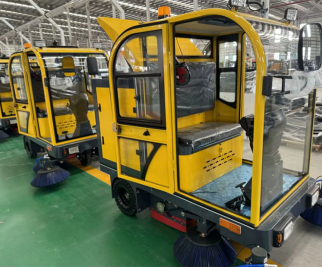 Visita de un cliente africano para una demostración in situ de una barredora con operador a bordo