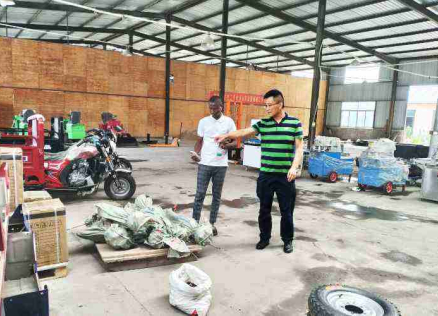 Los clientes marfileños visitaron Keruide para inspeccionar la barredora y llegaron a un acuerdo de cooperación in situ.