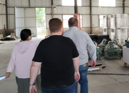 Un cliente brasileño visita la fábrica de maquinaria pesada de Kereide y firma un contrato de compraventa de minicargadoras sobre orugas.