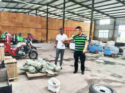 Los clientes marfileños visitaron Keruide para inspeccionar la barredora y llegaron a un acuerdo de cooperación in situ.