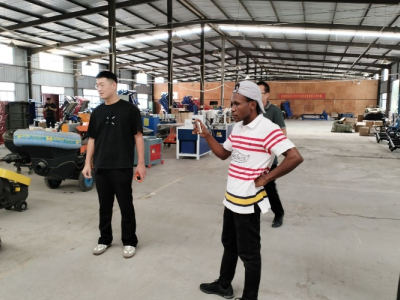 Un cliente ghanés visita Keruide para inspeccionar barredoras con operador a bordo y concreta un pedido in situ.